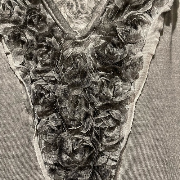 Pol gray v-neck lacy short sleeve top. Size Small - Picture 3 of 5